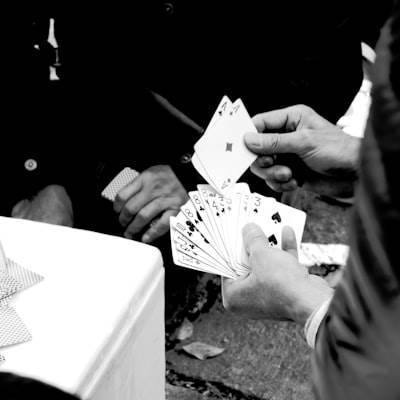Construyendo "MesadeTrucos": Una Suite de Juegos de Cartas con Gemini AI Studio