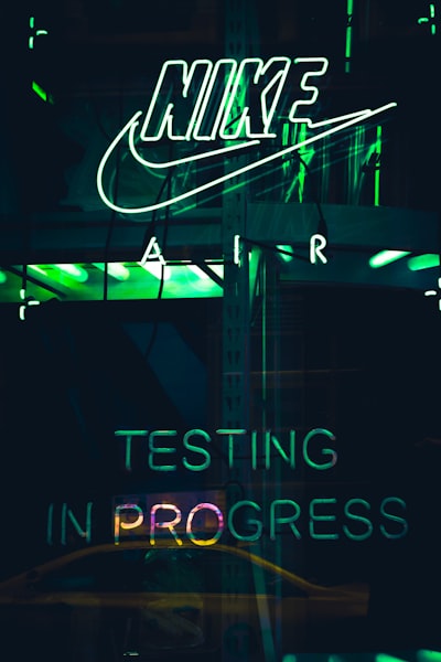 Mejora continua de prompts con A/B testing y métricas reales