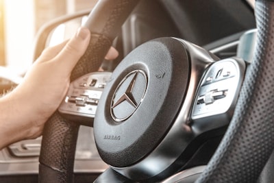 Mercedes introduce un control de voz rápido y privado en los autos estadounidenses.