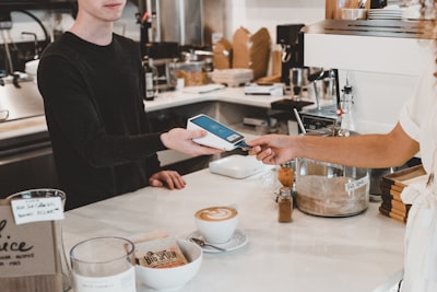 Automatización del servicio al cliente sin contratar mediante bases de datos o APIs