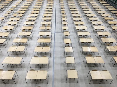 Enseña a producir resultados, no solo a aprobar.