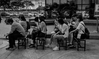 Restricciones locales en generadores de contenido por refuerzo