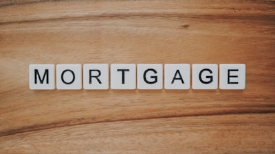 MortarBench: sesgos y precisión en agentes hipotecarios