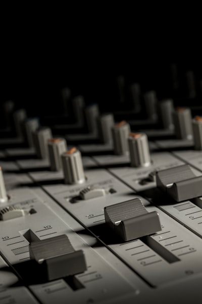 ¿Cómo elegir la voz sintética adecuada para mi negocio?