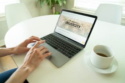 Desarrollar un sitio web corporativo en la era de las soluciones en la nube.