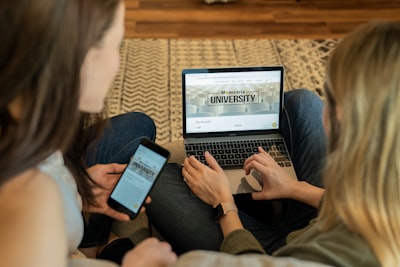 Factores de precio en portales de notas y tutorías