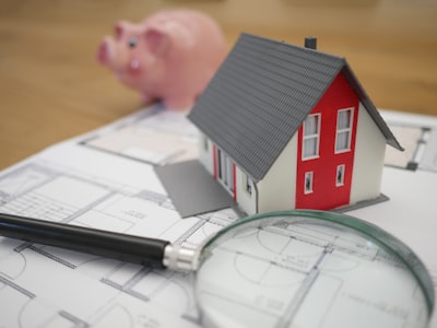 IA inmobiliaria que domina cumplimiento, sesgo y volatilidad