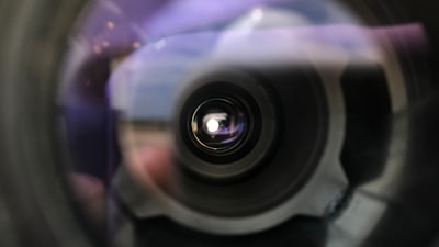 Protección de información confidencial en servicios de producción de videos de IA