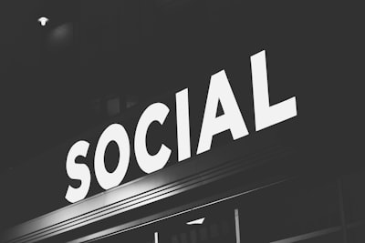 SODE: Análisis de Dinámicas Sociales en Agentes LLM