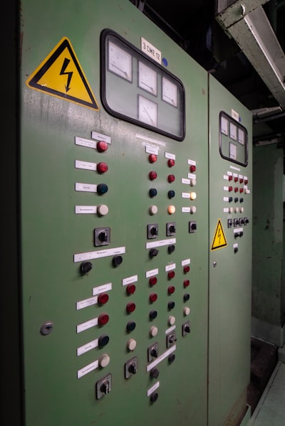 Incluir modernización de paneles de control.