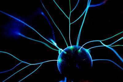 Cómo crear un agente híbrido neuro-simbólico para una toma de decisiones autónoma robusta