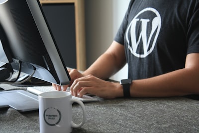 WordPress cae al 41,9% mientras Wix y Shopify ganan terreno