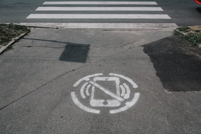 Detección de caídas en dominios cruzados con WiFi y Transformers mejorados con física