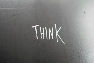 Pensamiento profundo en pruebas para explorar reglas implícitas