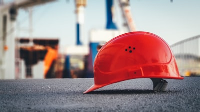 Seguridad en LLMs Personalizados: Riesgos, Defensas y Evaluación