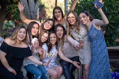 H2: Las 10 mujeres influyentes en el campo de la Inteligencia Artificial - Ranking SEO
Otra opción:
H2: Mujeres líderes en la IA: las 10 influenciadoras más importantes del sector
Otra opción:
H2: