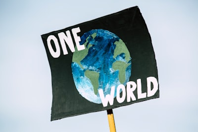 Modelo del Mundo Tres en Uno: Consistencia, Predicción e Inferencia Contrafactual en Marketing