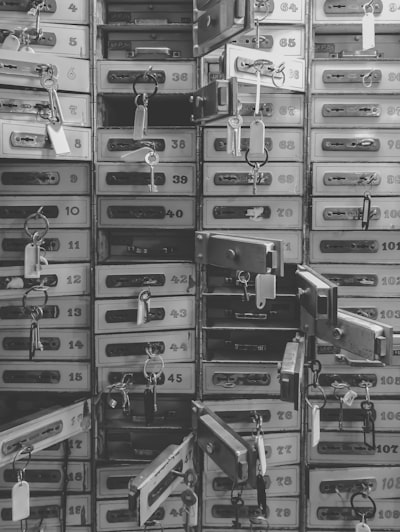 La seguridad de carga de archivos en Node.js va más allá de la verificación de extensiones.