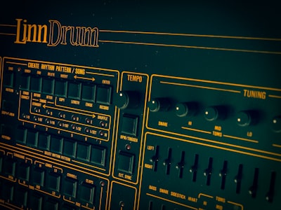 Un recorrido por la evolución de las drum machines en un libro de lujo