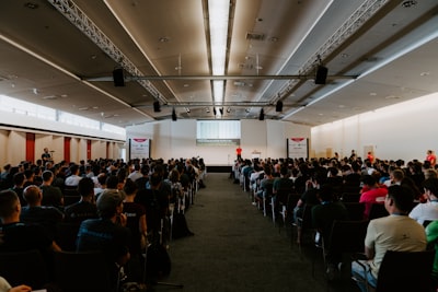 Deep learning y grafos de conocimiento para datos de conferencias