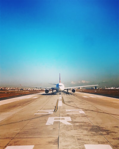 Modelos de machine learning para optimizar operaciones aeroportuarias