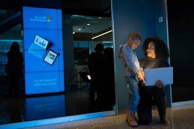 Cómo la IA en los centros de llamadas transforma la banca en 2024