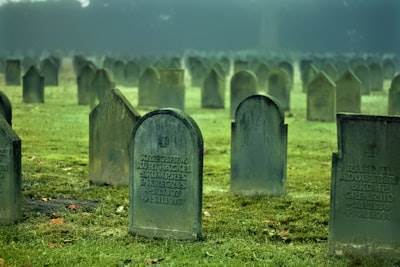 ¿Cómo honrar a los muertos cuando la tecnología se niega a dejarlos ir?