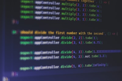 Conexiones entre testeo de distribuciones y aprendizaje verificable