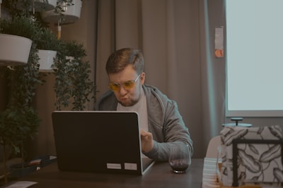 Un deepfake se postula como CEO y desencadena un conflicto en una startup de seguridad de IA.