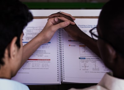 Evaluación educativa con LLM basada en planes de estudio