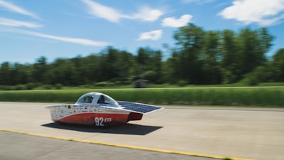 Jóvenes ingenieros compiten en carrera solar de 630 millas