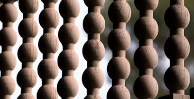 ¿Puede un Pipeline de IA Automatizado Ligero Resolver Problemas Matemáticos a Nivel de Investigación?