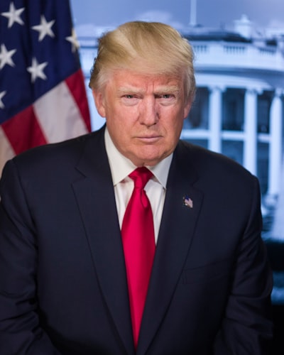 Trump defiende derecho a prohibir entrada a expertos en moderación de contenido