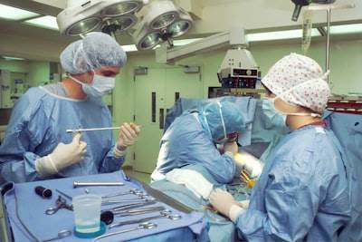Cirugía pionera de accidente cerebrovascular con robot