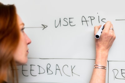 ¿Cómo la retroalimentación de los usuarios mejora el desarrollo de software web personalizado?