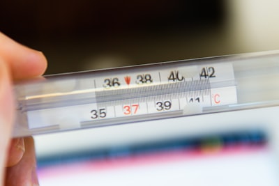 Atención en Grafos con Compuerta y Temperatura Aprendible