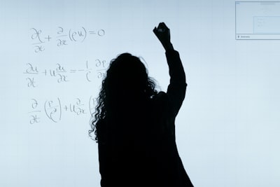 Aprendizaje matemático con LLMs: rendimiento, ansiedad y confianza en estudiantes simulados e IAs
