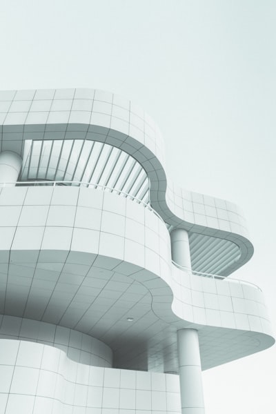 Seguridad: arquitectura verificable basada en eventos para auditorías asistidas por IA