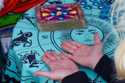 Cómo la inteligencia artificial cambia el tarot y la adivinación online