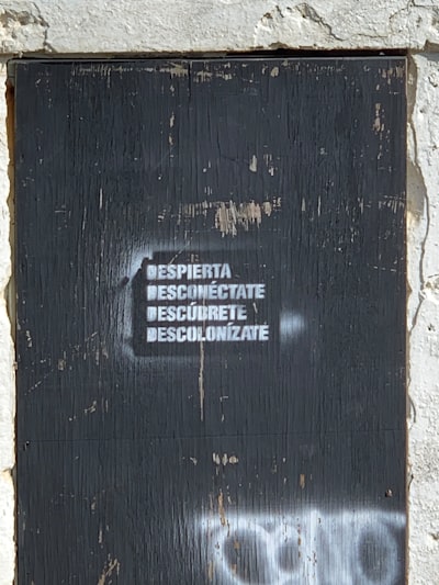 Reconfiguración de señales para GRPO en reparación de código agencial con retroalimentación débil