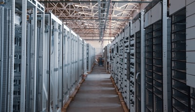 ¿Incluye paneles de control o informes?
