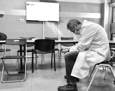 Ejemplos en contexto suprimen la recuperación de conocimiento científico en LLMs
