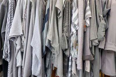 "Optimización en tiempo real de inventario de ropa adaptativa con aprendizaje de refuerzos bayesiano"