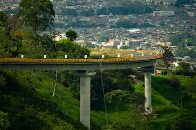 Puentes de difusión estructurados con sesgo inductivo