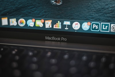 Tu flujo de trabajo obsoleto perjudica tu creatividad: La revolución del MacBook Pro M1.