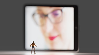 ¿Los videos con avatar parlantes reducen los errores humanos?