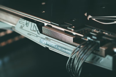 Primitiva GPU fusionada elimina O(N²) en destilación de atención