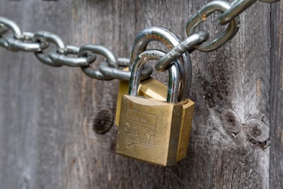 Permisos bloqueados por defecto en runtime JS/TS