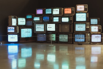 Razonamiento audiovisual con alineación temporal.