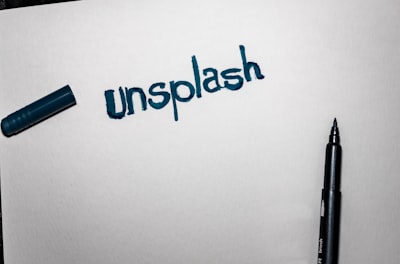 Spark Policy Toolkit: Contratos Semánticos para Aprendizaje Escalable de Políticas